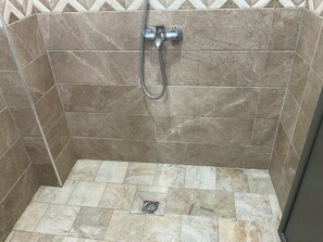 Een douche, gratis toiletartikelen, handdoeken