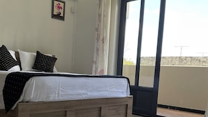 مساحة عمل للكمبيوتر المحمول ومكواة/لوح كي وواي فاي مجانًا