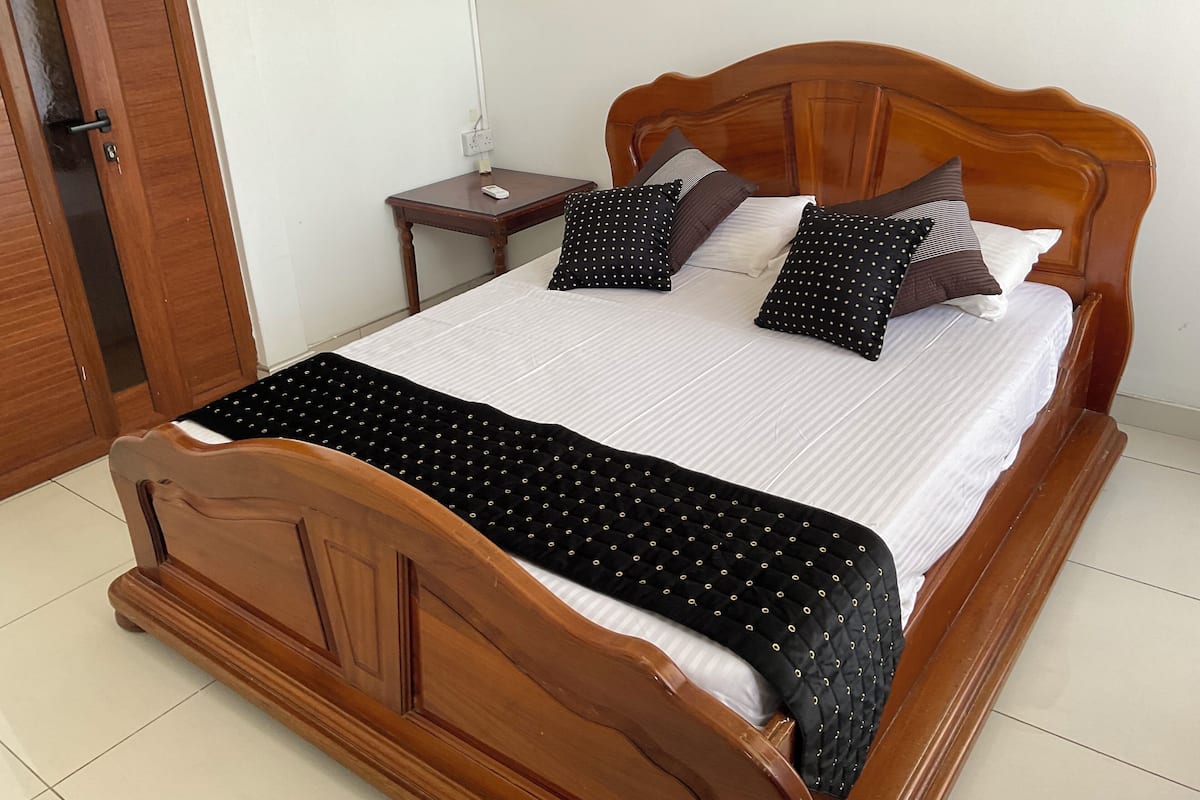 Suite estudio de lujo, 1 habitación, vistas al complejo turístico | 1 dormitorio, tabla de planchar con plancha, wifi gratis