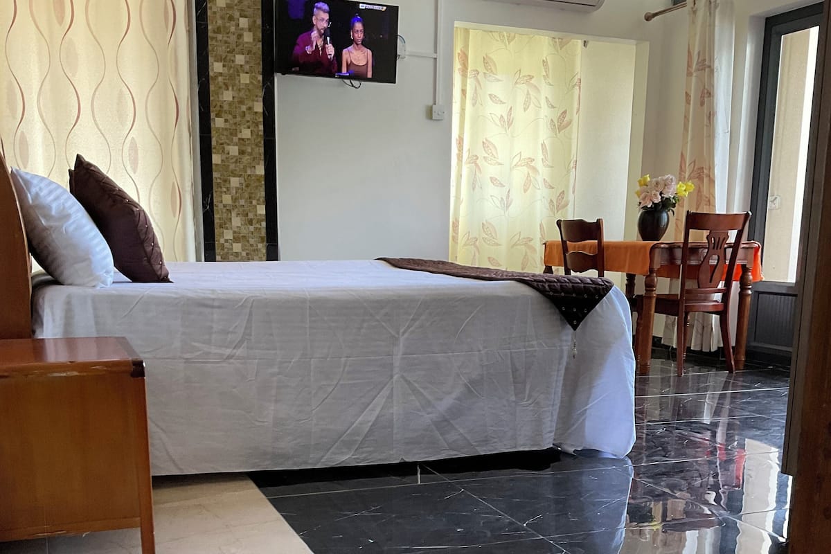 Deluxe-huone, 1 suuri parisänky, näköala lomakeskukseen | 1 makuuhuone, kannettavalle tietokoneelle sopiva työtila