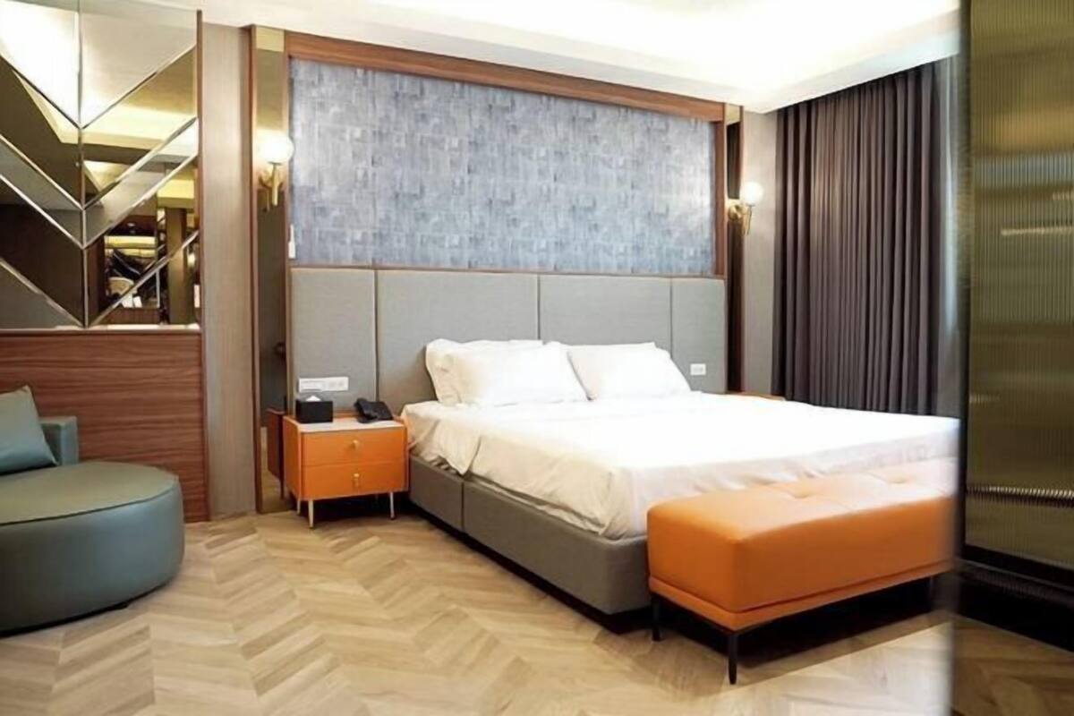 Blackout curtains, soundproofing, free WiFi, bed sheets
