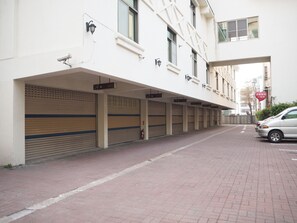 Free self-parking - The Riverside Hotel & Motel (Kaohsiung)