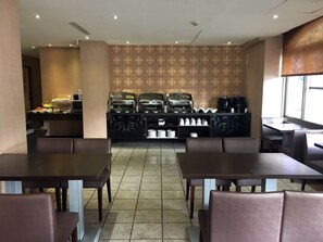 Sudah termasuk sarapan dibawa pulang setiap hari