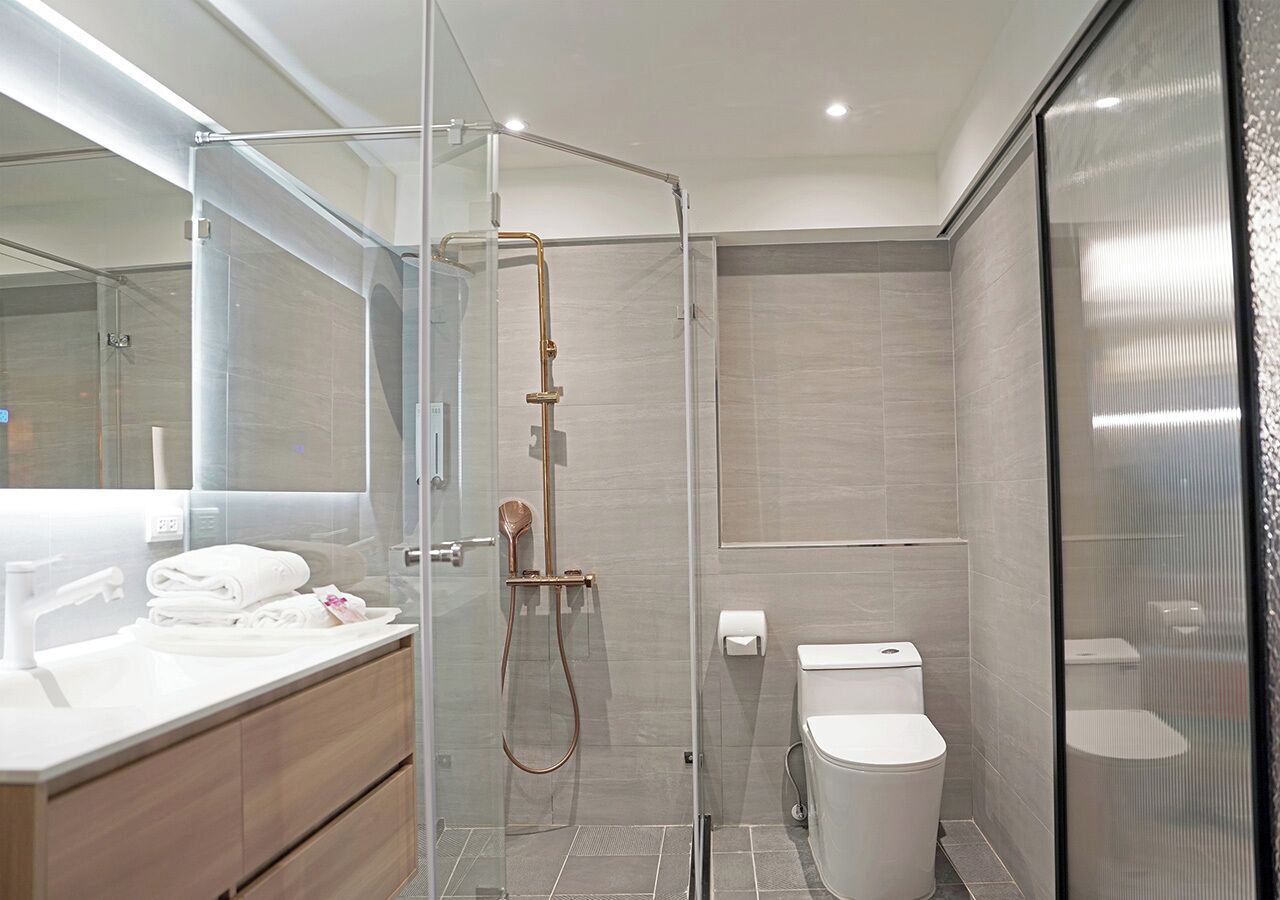 Chambre luxueuse (Check-in after 6PM) | Salle de bain | Baignoire et douche séparées, articles de toilette (gratuits)