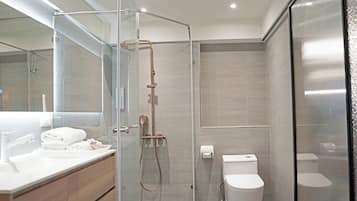 Luxury Room (Check-in after 6PM) | Bathroom | Separate tub and shower, free toiletries, hair dryer, towels