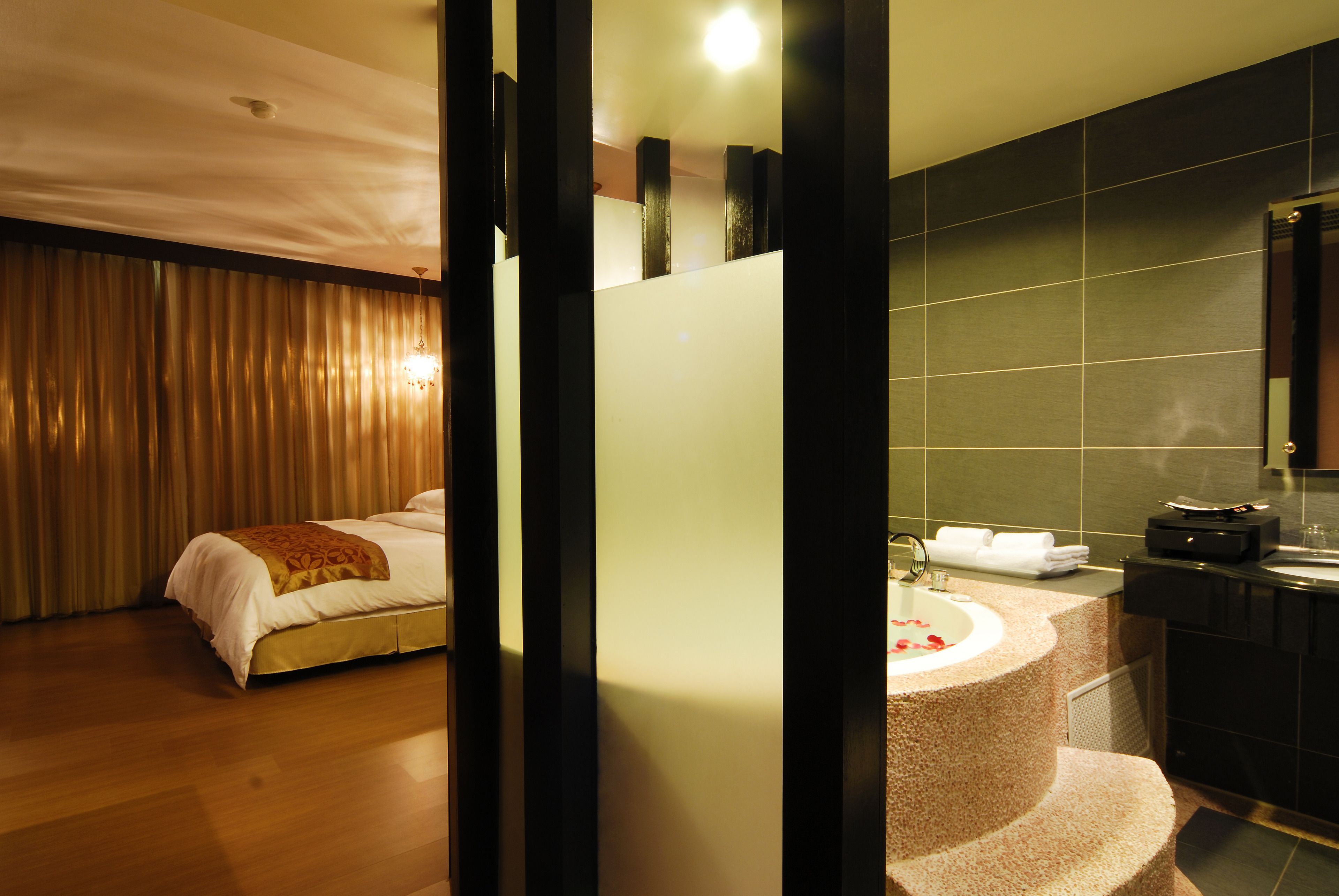 Sweet Suite (Check-in after 6PM) | Bathroom amenities | Separate tub and shower, free toiletries, hair dryer, towels