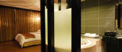 Sweet Suite (Check-in after 6PM) | Bathroom amenities | Separate tub and shower, free toiletries, hair dryer, towels