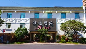 A hotel with a sign reading "The river HOTEL & MOTEL" and "Motel" in English and another language. - The Riverside Hotel & Motel (Kaohsiung)