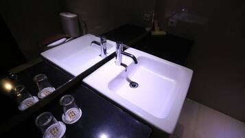 Business Single Room | Bathroom | Free toiletries, slippers, towels