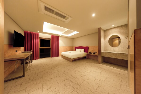 Premium bedding, individually decorated, individually furnished, desk