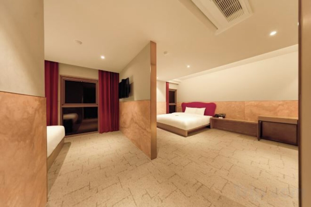 Supreme Suite Or Connecting Suite (varied)