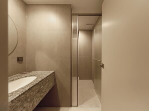 Superior King | Baño | Regadera, secadora de cabello, batas, toallas 