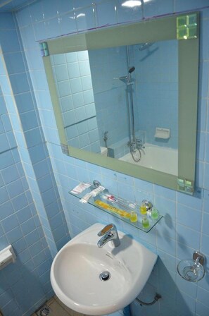 Combined shower/tub, free toiletries, hair dryer, slippers - Power Hotel (Mandalay)