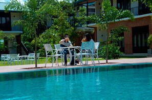 Outdoor pool, pool loungers - Gamodh Citadel Resort (Anuradhapura)
