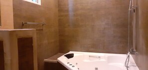 Habitación Deluxe con 1 cama doble o 2 individuales, 1 habitación, vistas al jardín | Servicios del cuarto de baño | Artículos de higiene personal gratuitos, secador de pelo, bidé y toallas
