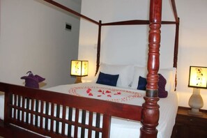 Doppia Superior, vista piscina | Biancheria da letto di alta qualità, una scrivania, ferro/asse da stiro