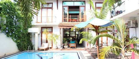 Außenpool, Liegestühle