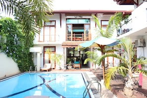 Outdoor pool, sun loungers - Hotel Villa kapuru (Negombo)