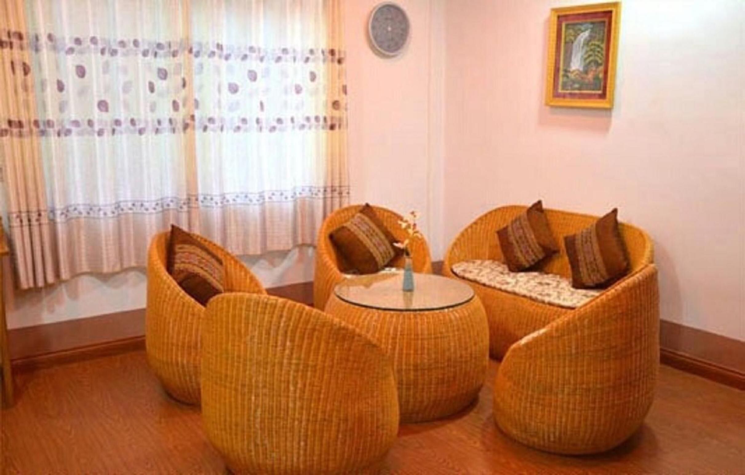 Phục vụ bữa sáng, bữa trưa và bữa tối 