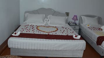 Deluxe Room | Minibar, in-room safe, desk, iron/ironing board