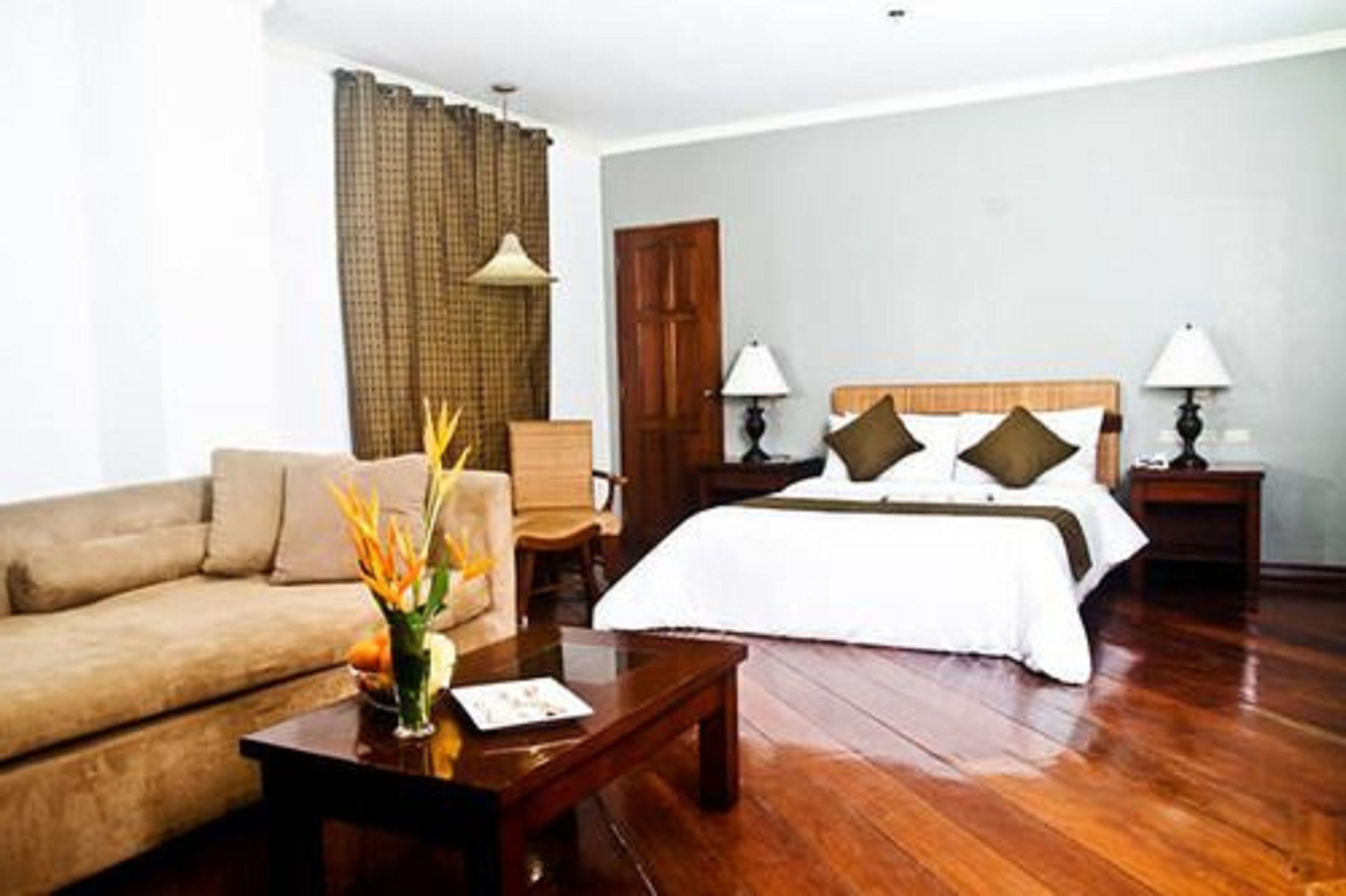 In-room safe, desk, free WiFi