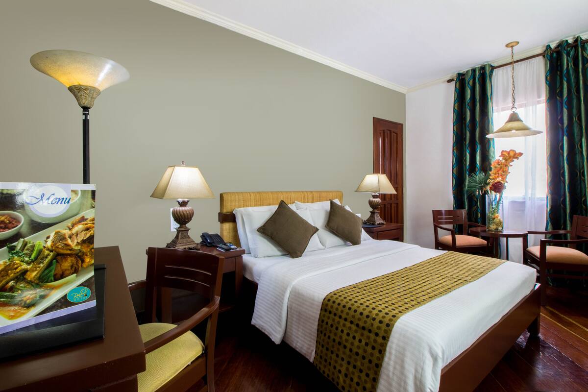 Junior Suite | In-room safe, desk, WiFi (free)