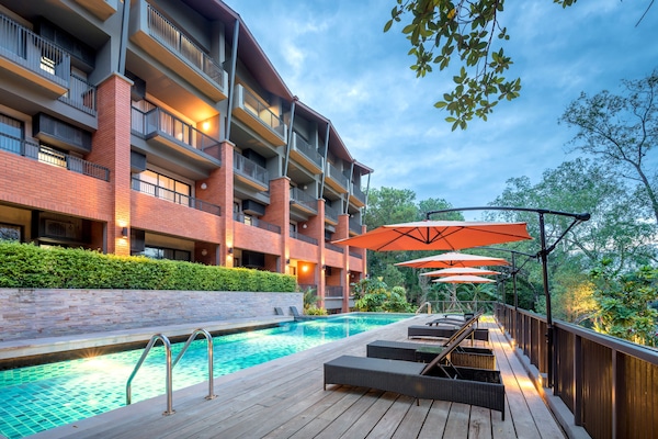 Una piscina al aire libre