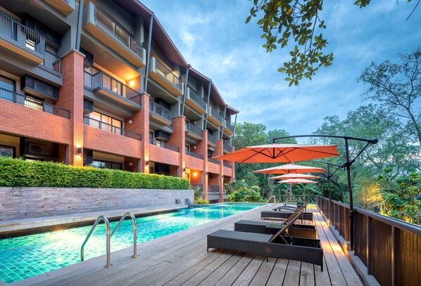 Outdoor pool - Rimnaam Klangchan Hotel (Chanthaburi)