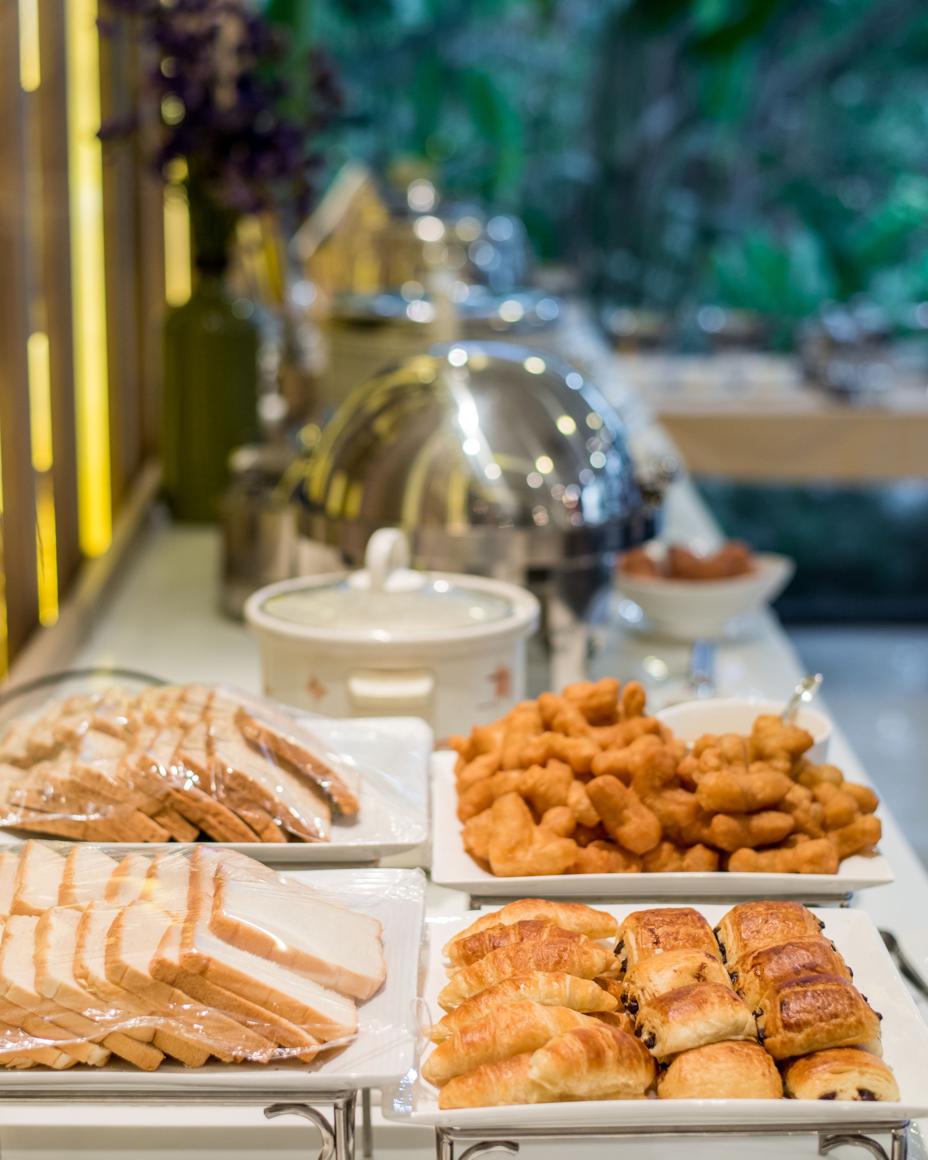 Un buffet proposant une variété de plats, notamment des viandes en tranches, des pâtisseries et divers desserts.