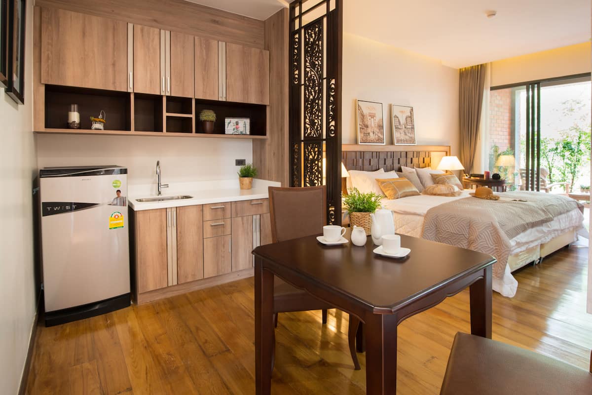 premier double room | private kitchen | fridge, coffee/tea maker