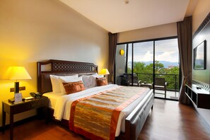 Jacuzzi Suite | Safe på rommet, skrivebord og blendingsgardiner