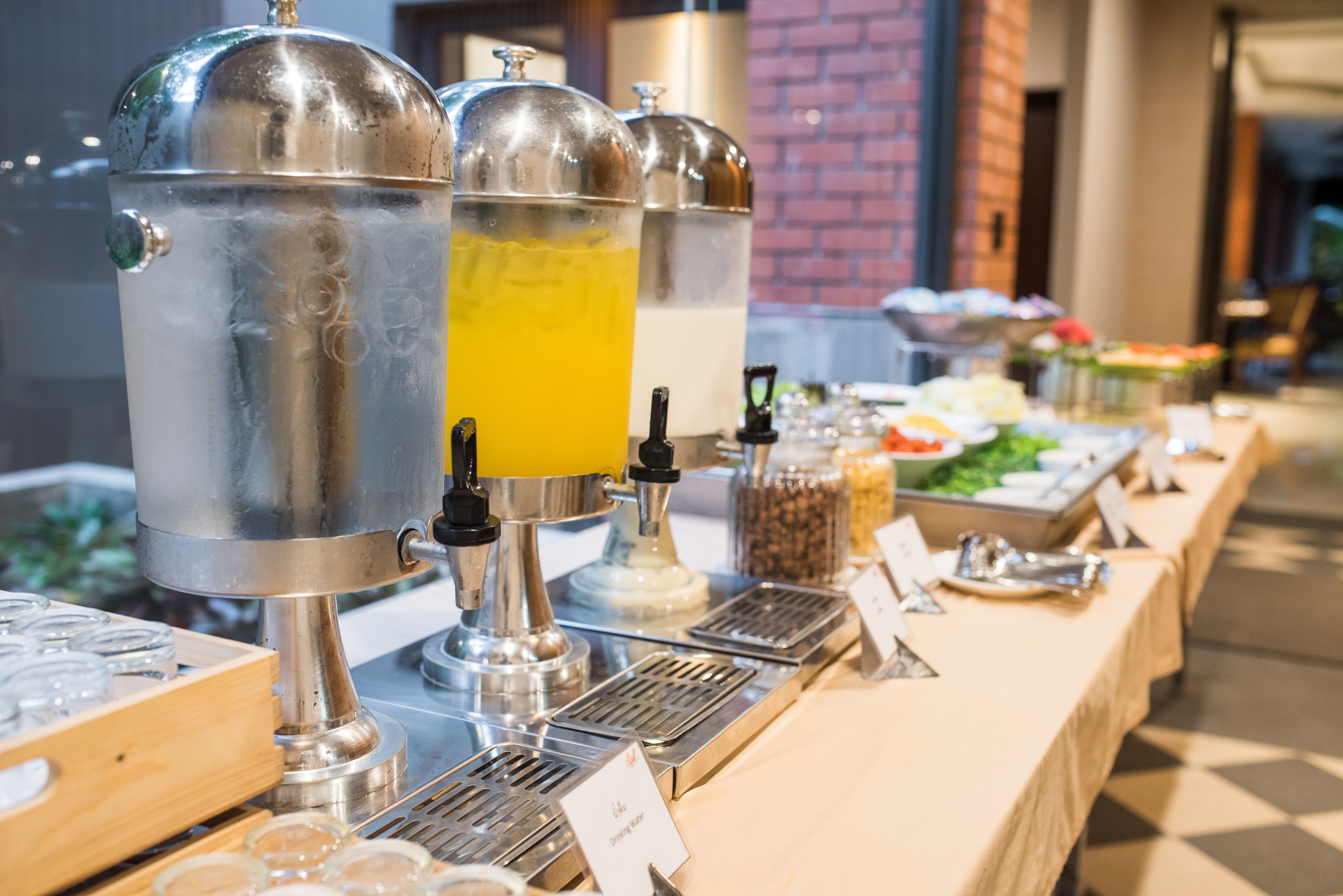Montaje de bufé con dispensadores de bebidas y alimentos.