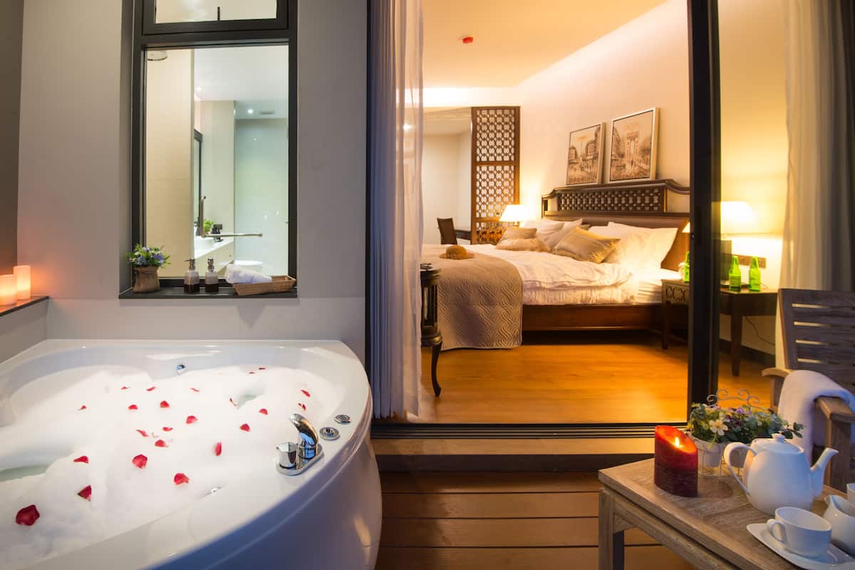 jacuzzi suite | in-room safe, desk, blackout curtains, rollaway beds