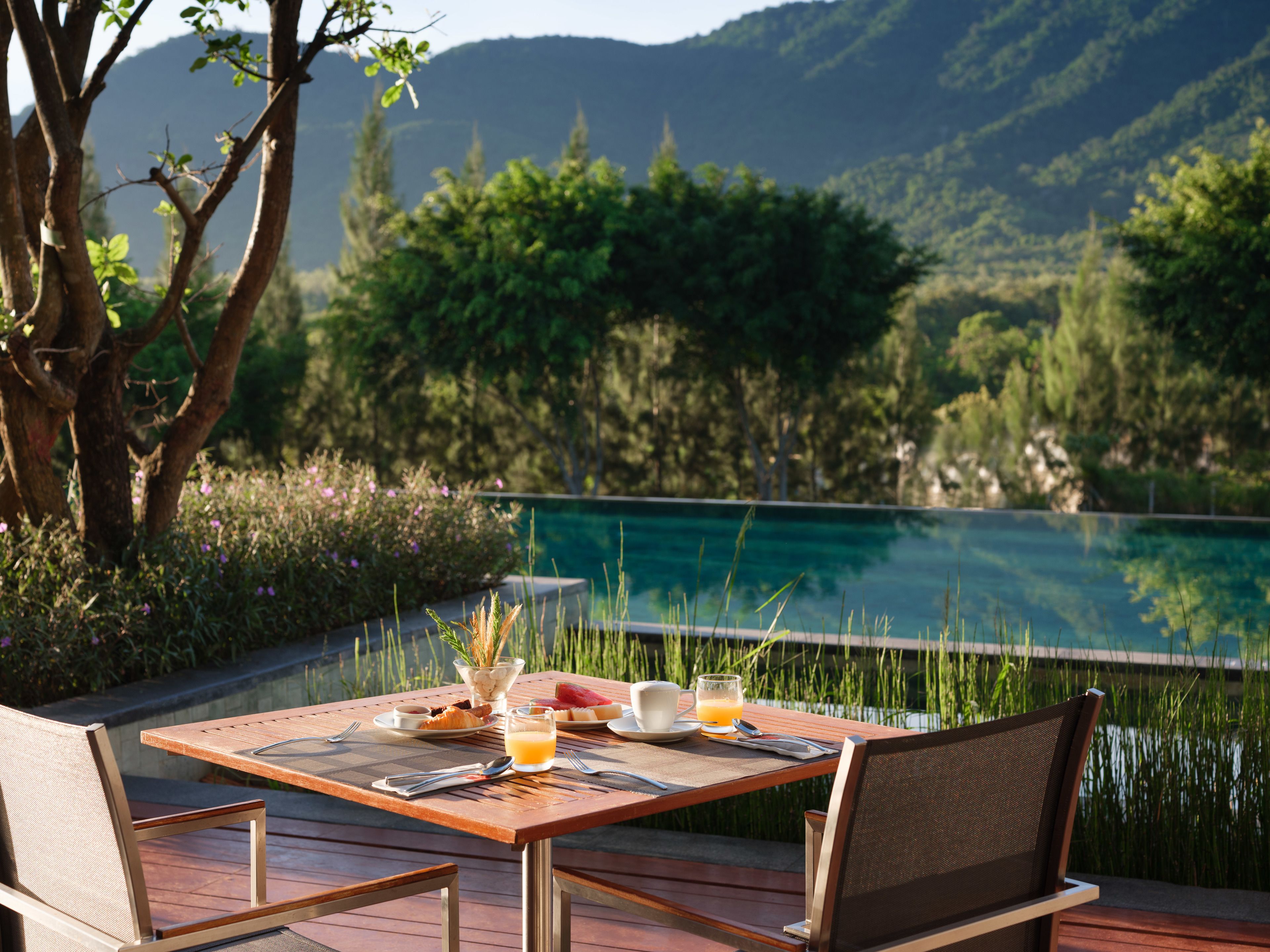 Se ofrece un desayuno bufé (530 THB por persona)