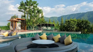 Alberca al aire libre y camastros