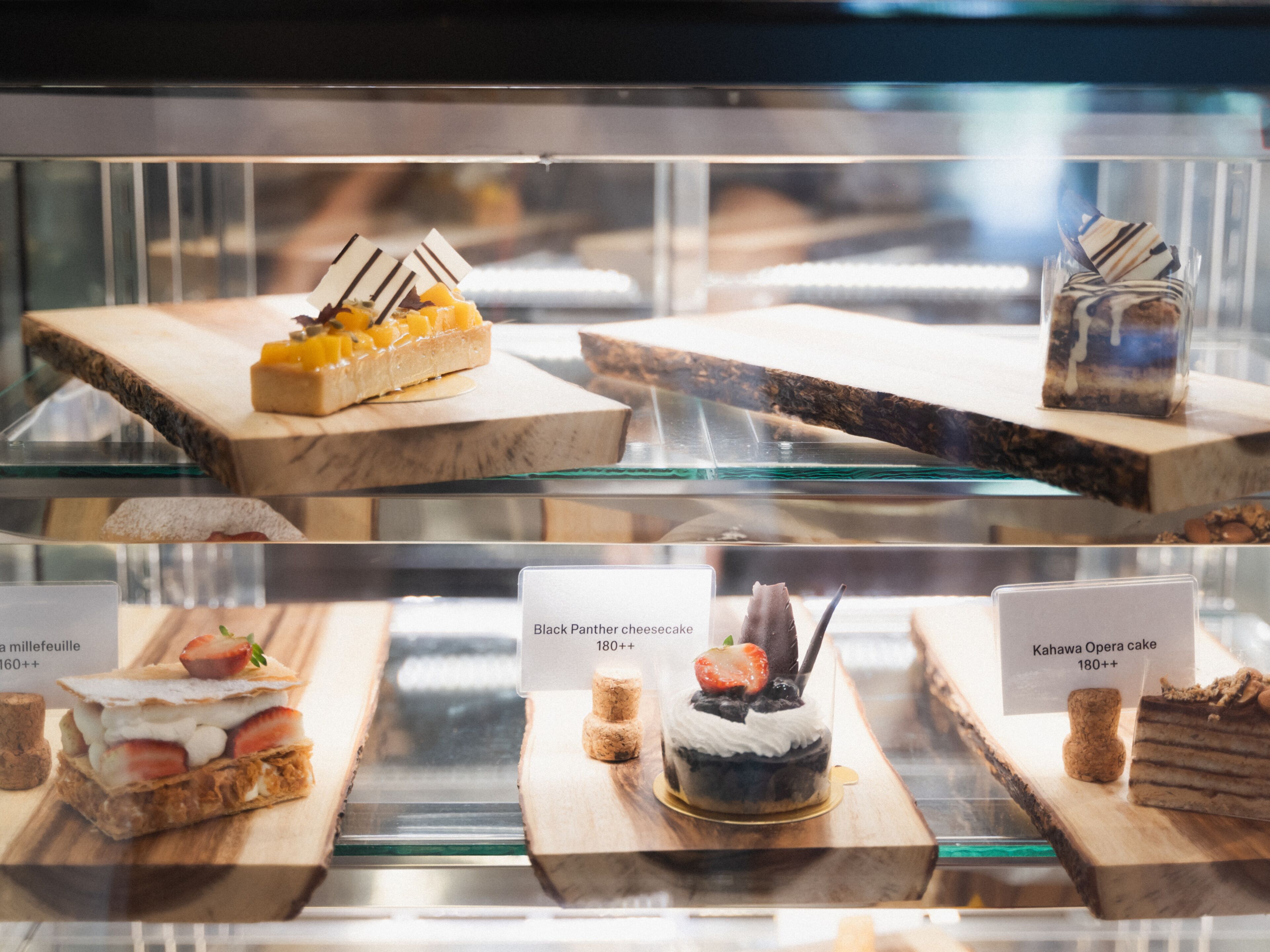 Una vetrina colma di dolci, torte e pasticcini.