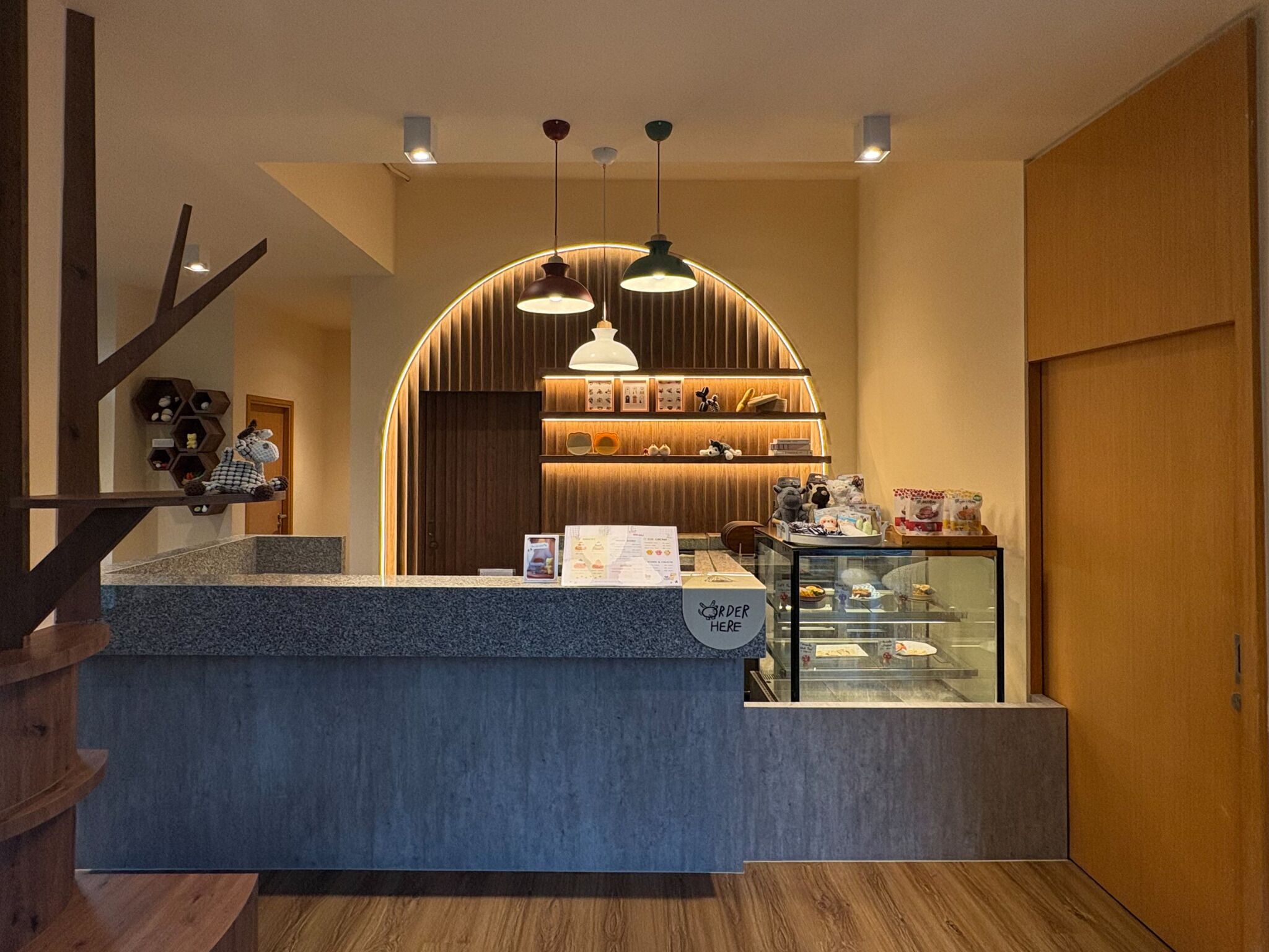 breakfast, lunch, dinner served; thai cuisine