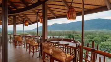 Breakfast, lunch, dinner served; Thai cuisine