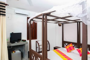 Chambre Double ou avec lits jumeaux, vue lac | Bureau, rideaux occultants, fer et planche à repasser