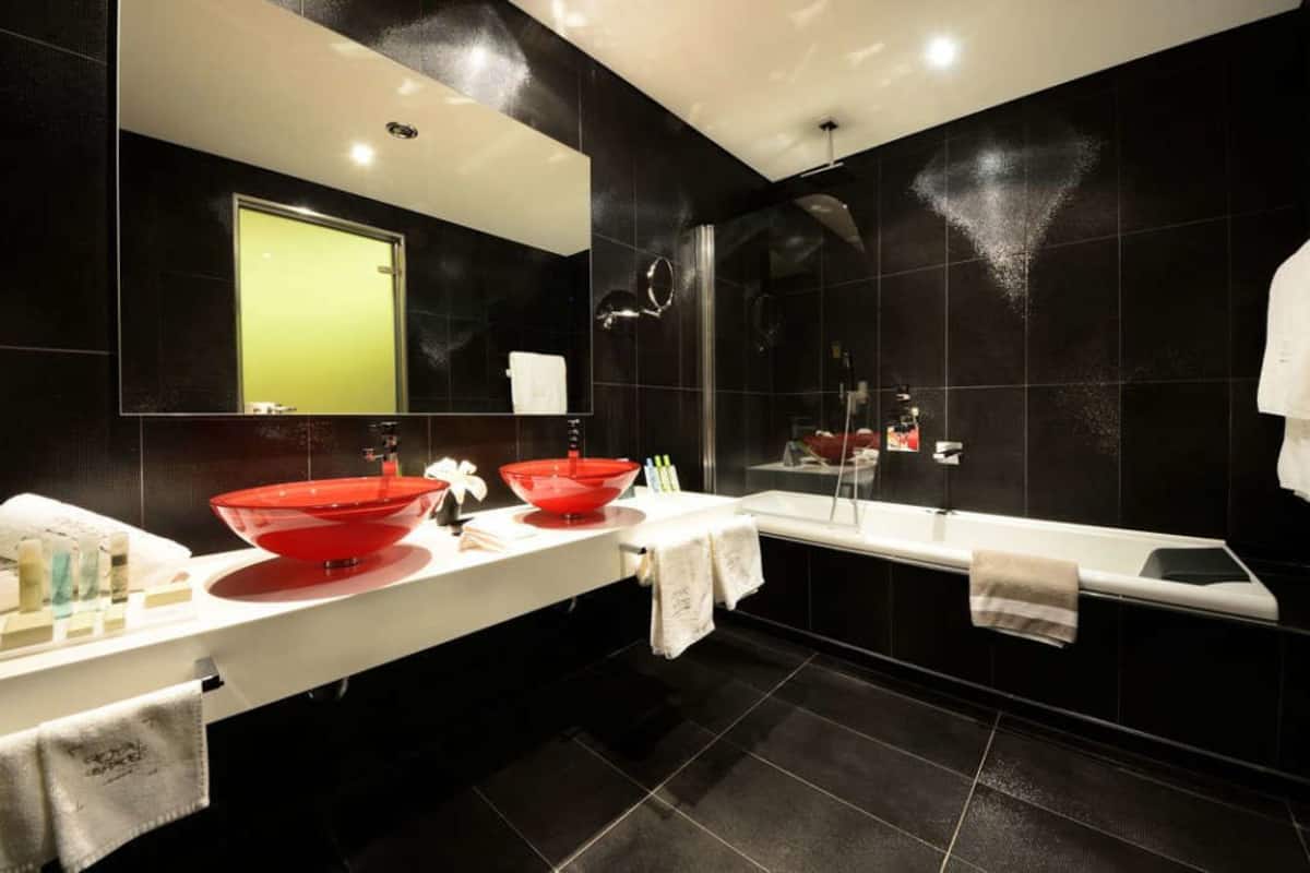 free toiletries, towels