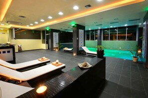 Indoor pool, outdoor pool, pool umbrellas, pool loungers - Royal Paradise Beach Resort & Spa (Thasos)