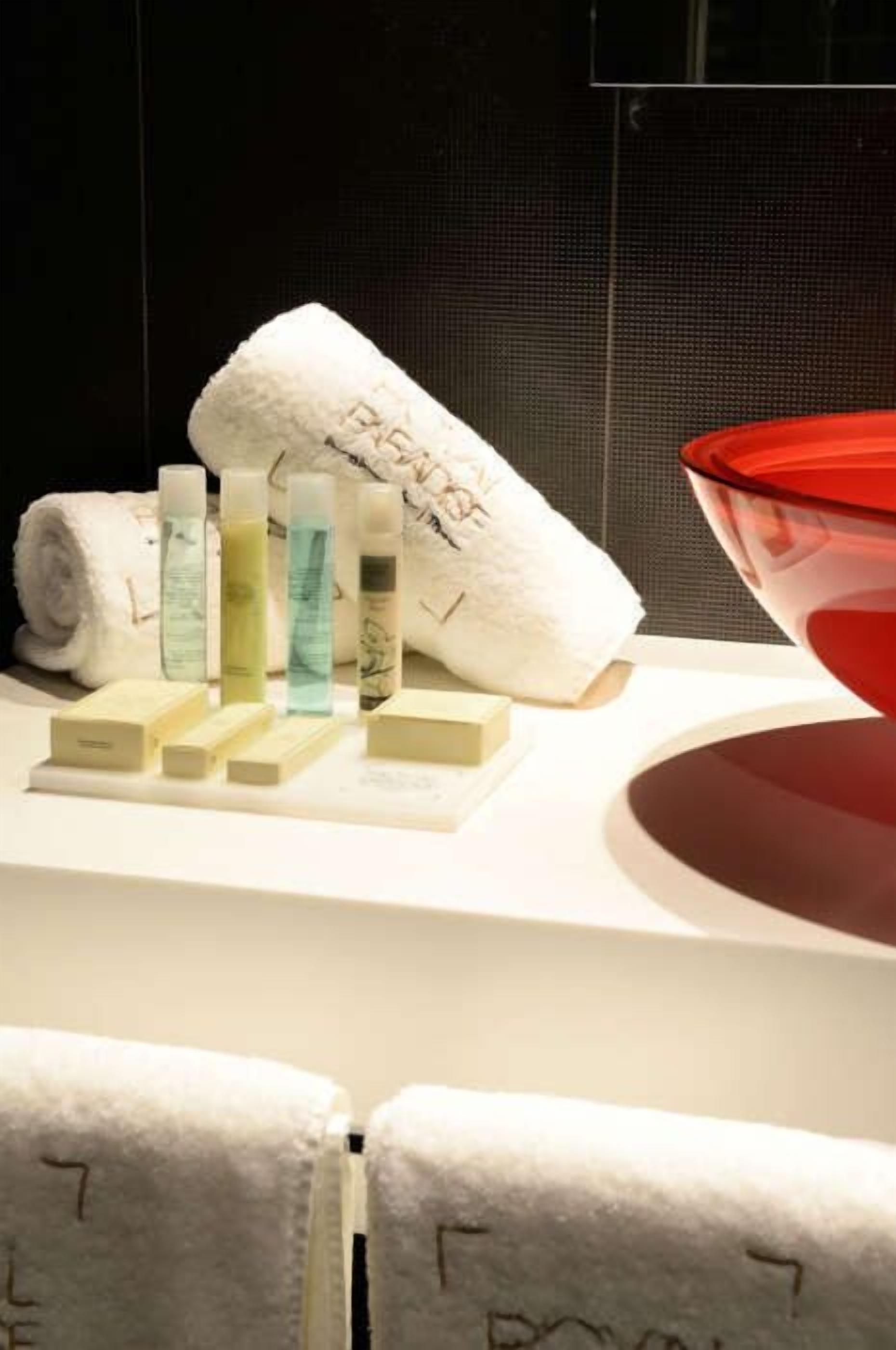 free toiletries, towels