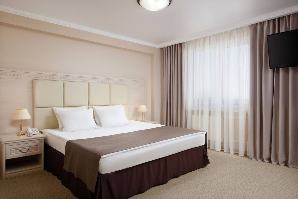 Business-Suite | Minibar, Schreibtisch, Verdunkelungsvorhänge, Bügeleisen/Bügelbrett