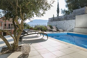 Una piscina al aire libre, sombrillas
