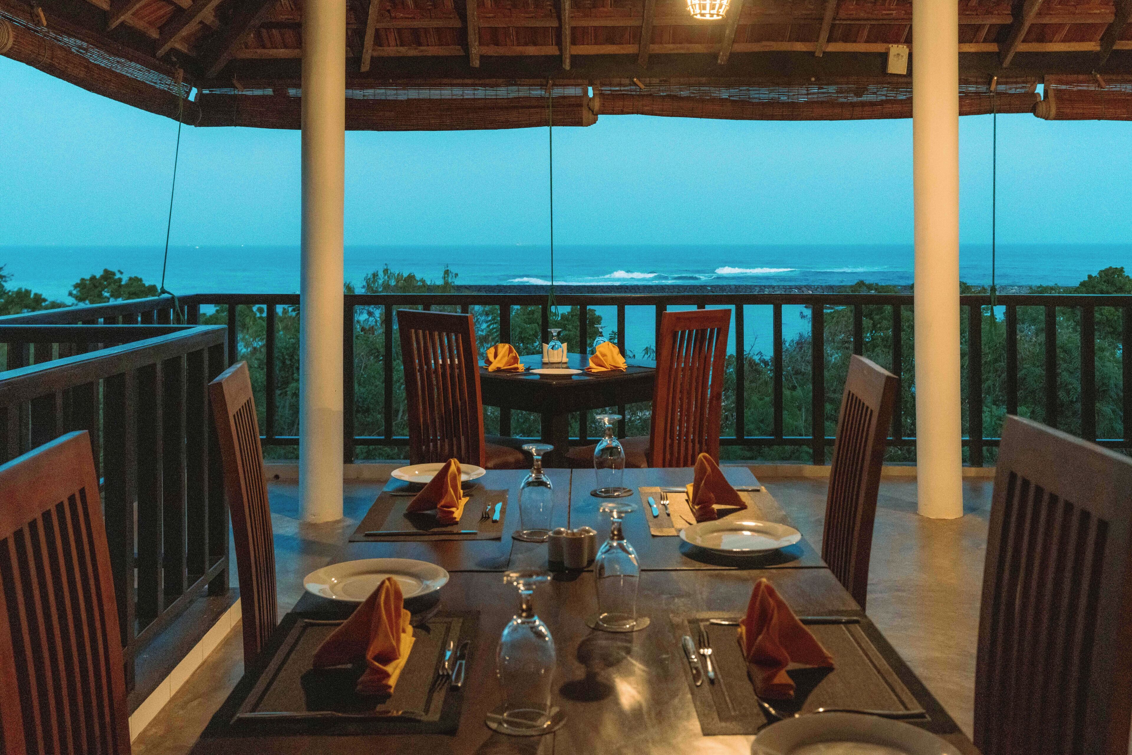 Menyajikan masakan internasional