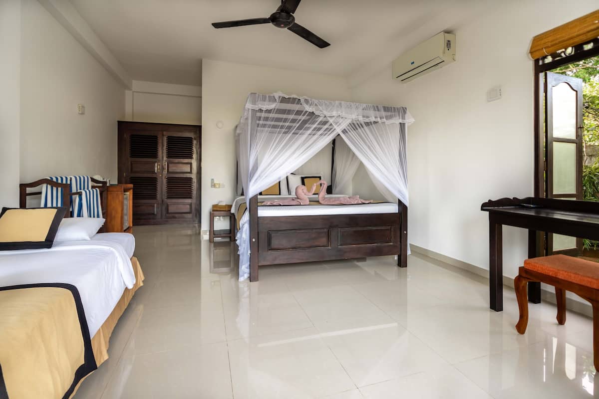 deluxe twin room with balcony and sea view | extra beds