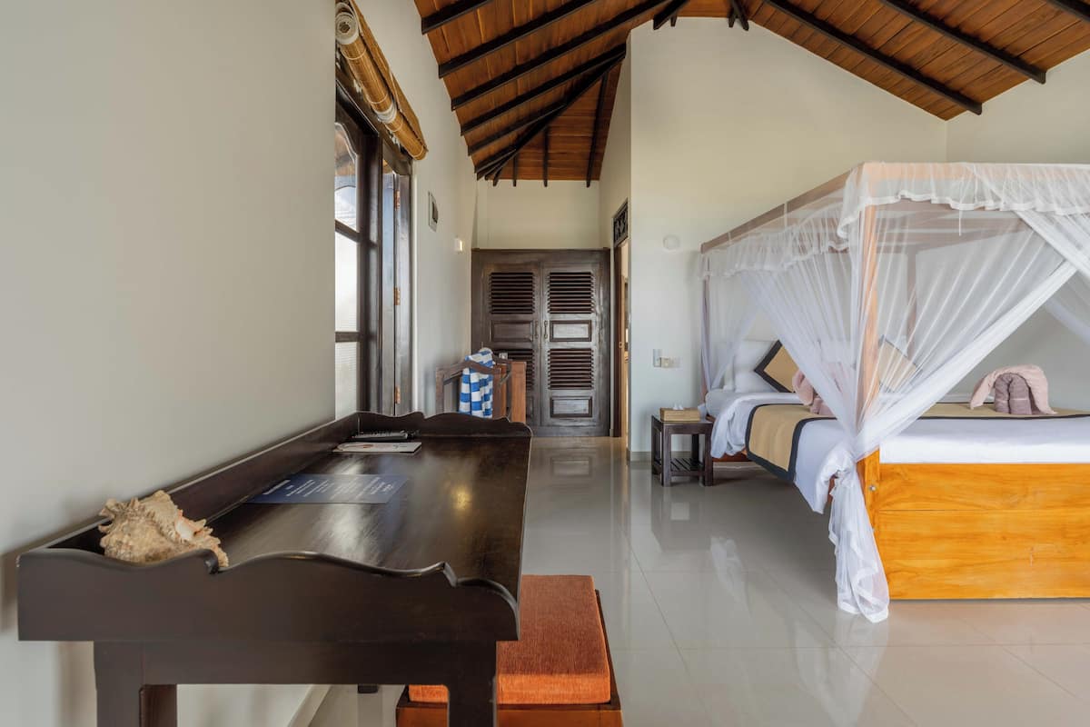 deluxe double room with balcony and sea view | 1 bedroom, free minibar items, in-room safe, individually decorated