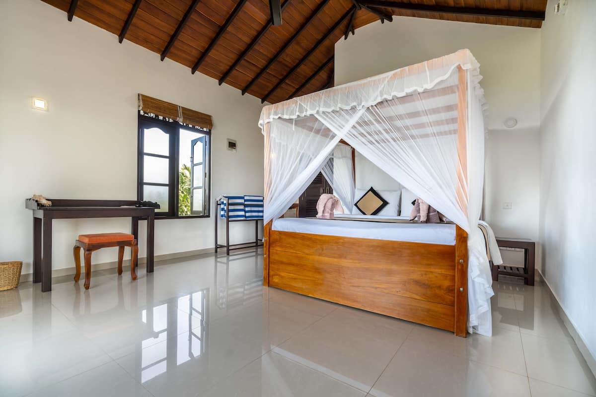 deluxe double room with balcony and sea view | 1 bedroom, free minibar items, in-room safe, individually decorated