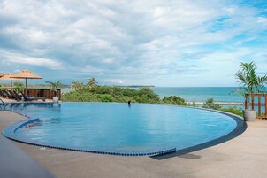 Una piscina al aire libre, sombrillas