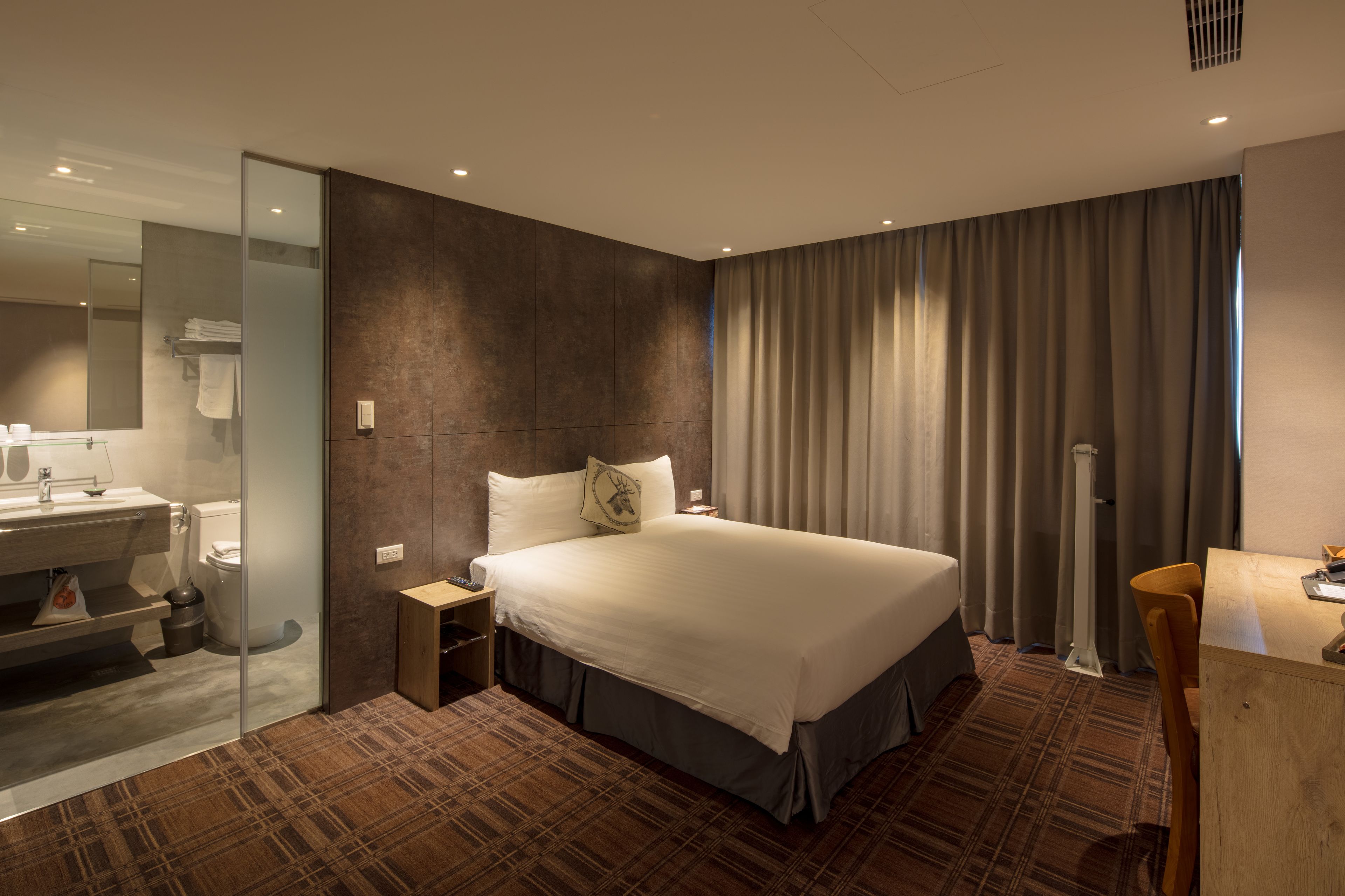 executive suite | desk, soundproofing, iron/ironing board, free wifi